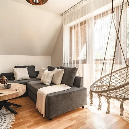 Shanta Apartment *